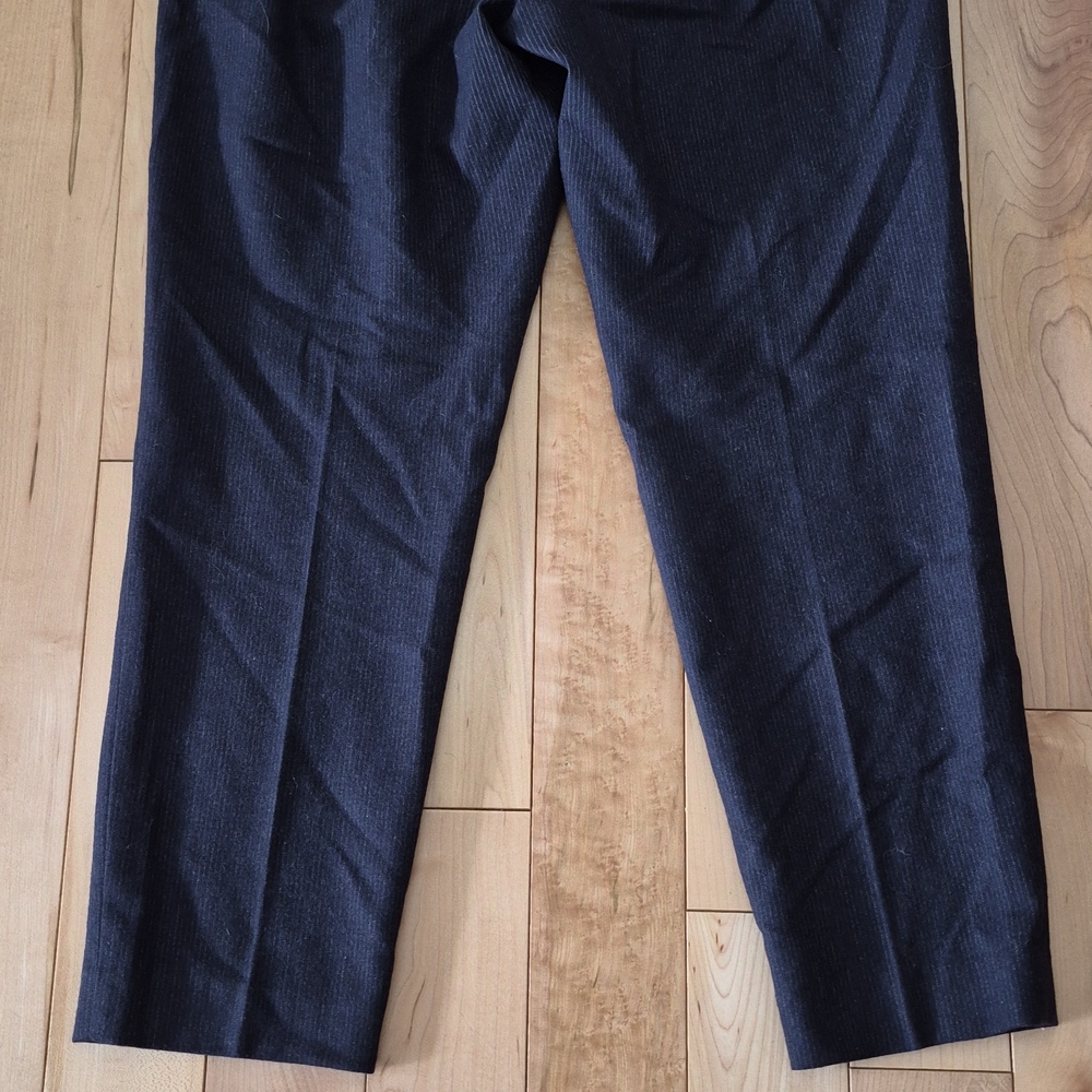 Babaton Women's Size 8 Black With Thin Silver Strip Capri Pants - Picture 7 of 9